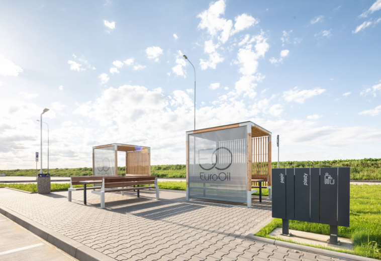 Erste Rolle für Elemente Leva Public. Einsatzort - Tankstellen