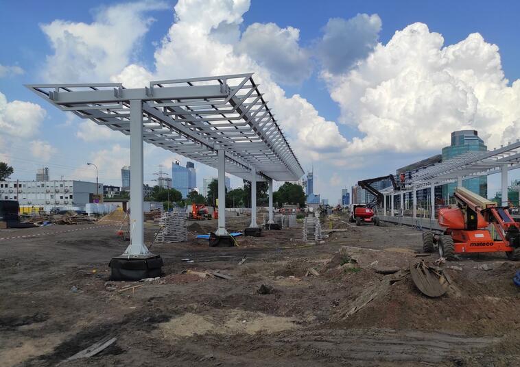 Devět střech pro polskou metropoli