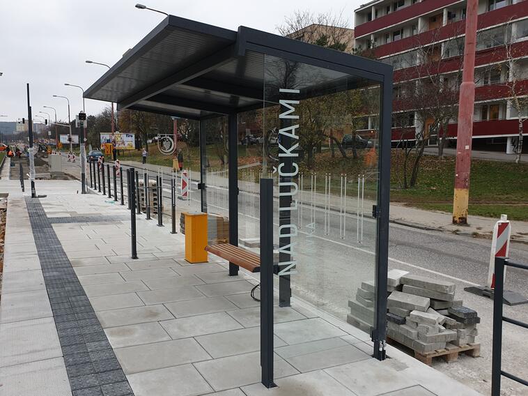 26 přístřešků, mobiliář a dva podchody pro Bratislavu